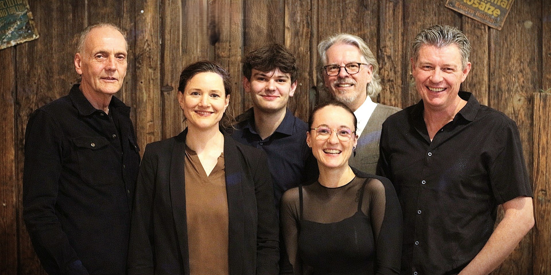 Foto der sechs Bandmitglieder